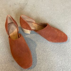Low heel shoes